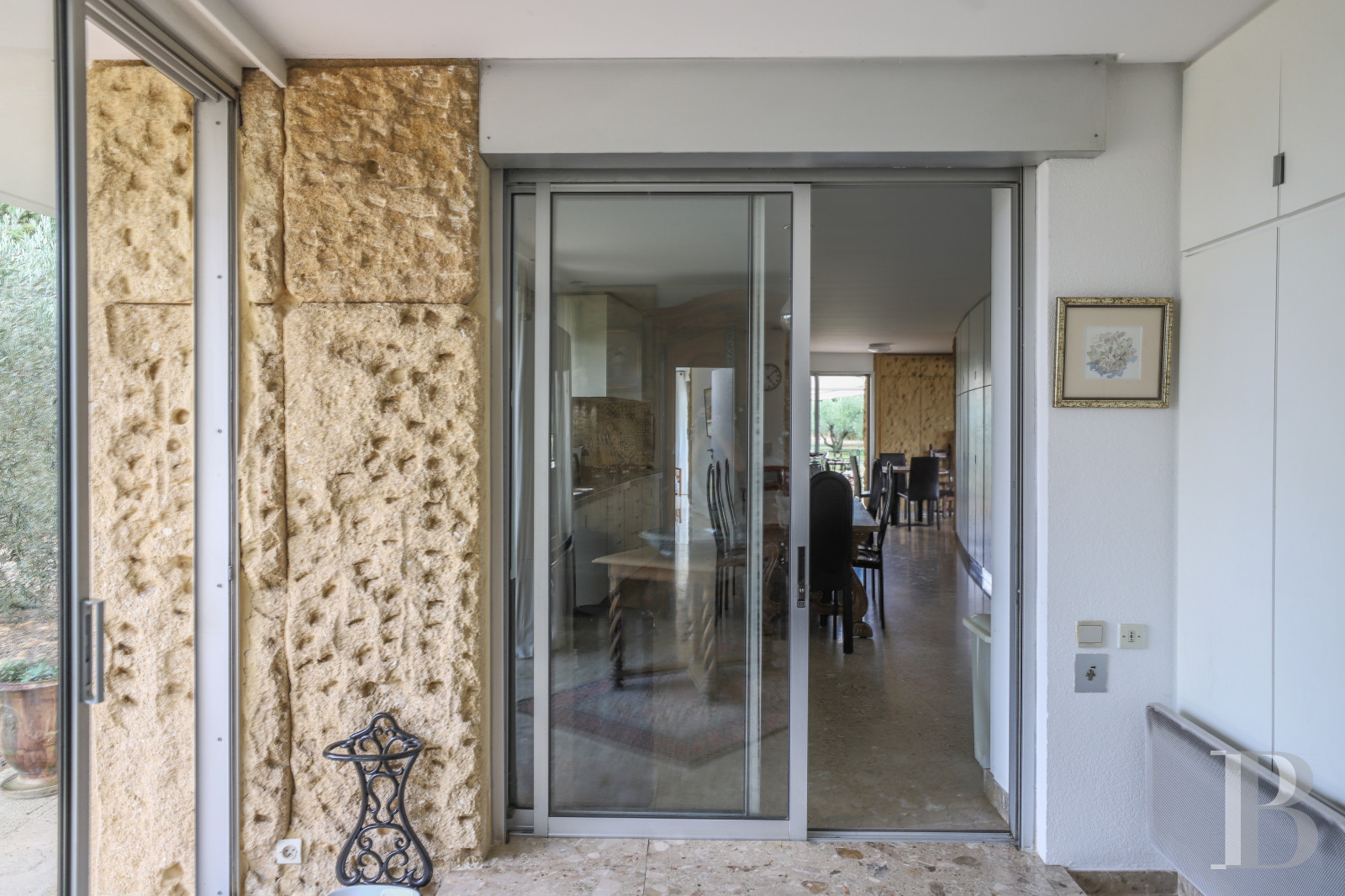 A villa designed and built by a Modernist architect in the heart of an arboreal estate close to Nîmes - photo  n°17